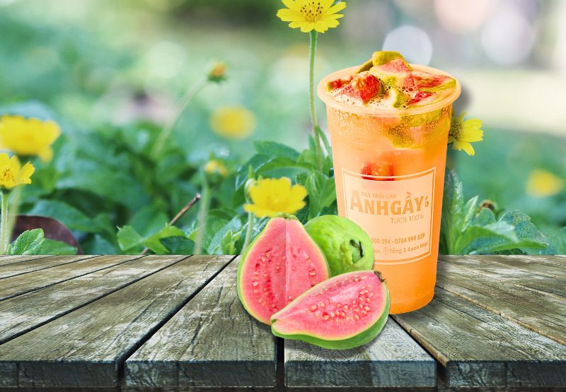 Trà Ổi Hồng - Dư vị ngọt ngào và thơm dịu của ổi hồng, kết hợp với hương vị trà thanh mát tạo nên một ly trà ổi hồng cuốn hút người dùng.