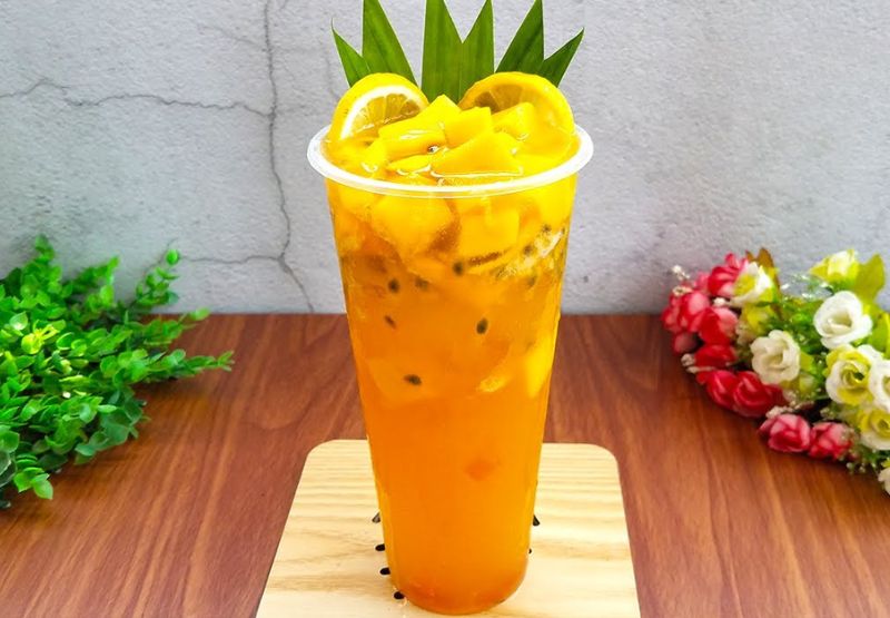 Trà Xoài Chanh Leo - Một chút vị chua ngọt, chút hương thơm nồng nàn, chút thanh mát nhẹ nhàng, hòa quyện tạo nên ly Trà Xoài Chanh Leo cực kì cuốn hút.